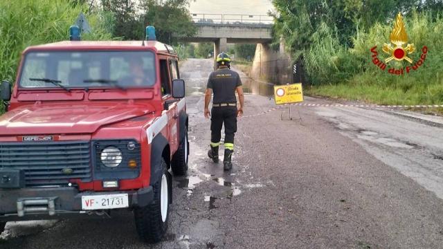 Maltempo, interventi dei Vigili del Fuoco lungo vallata del Tronto. Tratto in salvo uomo bloccato in un sottopasso