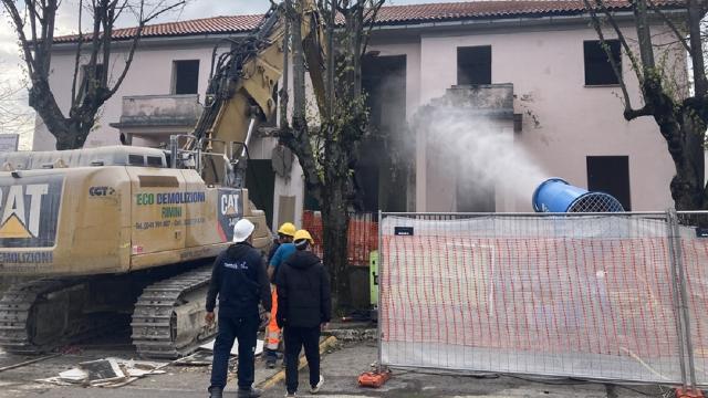 Folignano, al via le operazioni di demolizione della scuola dell'infanzia e primaria di Piane di Morro