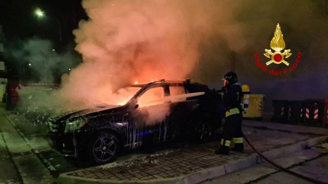 Grottammare, nella notte due auto in fiamme. Gli incendi sono avvenuti a distanza di poco tempo e in zone diverse 