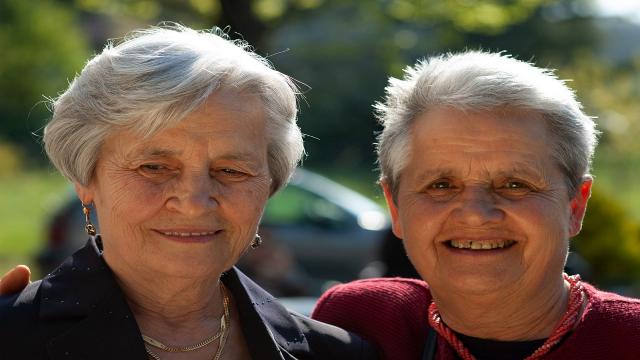 Ascoli Piceno, si festeggia il 90° compleanno delle gemelle Domenica e Liliana