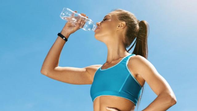 Allenamento da campioni: perché è importante bere acqua quando si fa sport