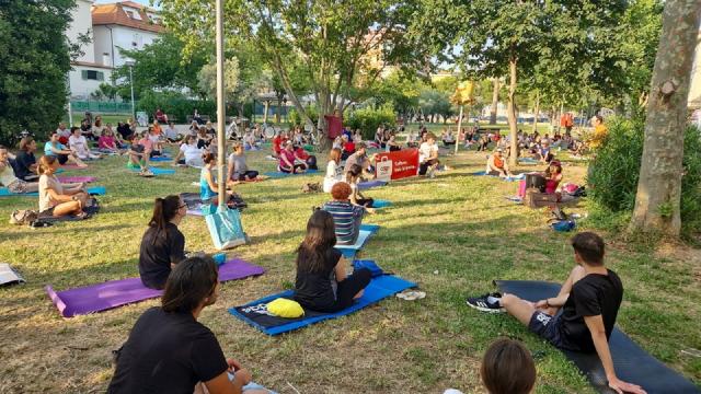 San Benedetto, ancora aperte le iscrizioni alle lezioni estive gratuite di yoga. Già più di 200 persone coinvolte