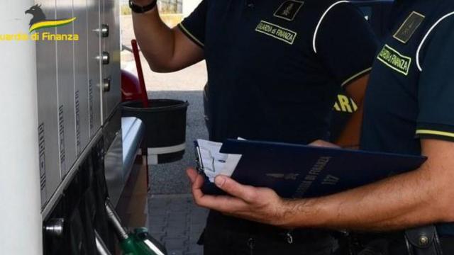 Guardia di Finanza Ascoli Piceno, controllo su prezzi carburante: 22 violazioni contestate