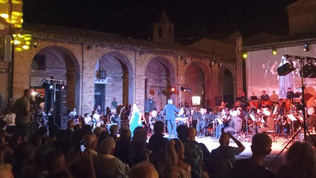 La banda di Offida omaggia Ennio Morricone, applausi e commozione per il concerto in Piazza del Popolo