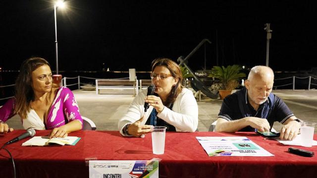 San Benedetto del Tronto, Anna Crispino conquista tutti al Circolo Nautico parlando di Carlo Delle Piane