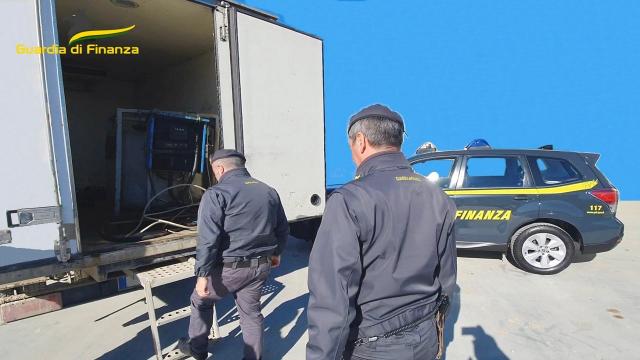 Guardia Finanza Macerata: sequestrati 350 litri di gasolio agricolo destinato a rifornimenti “porta a porta”