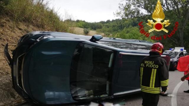 Folignano, intervento dei Vigili del Fuoco per autoveicolo ribaltato a Case di Coccia