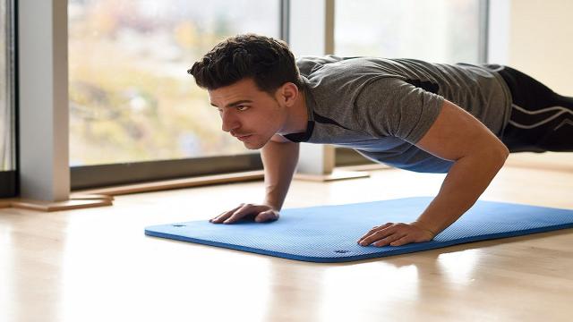 Allenarsi da casa, i circuit training, circuiti da eseguire anche a casa propria