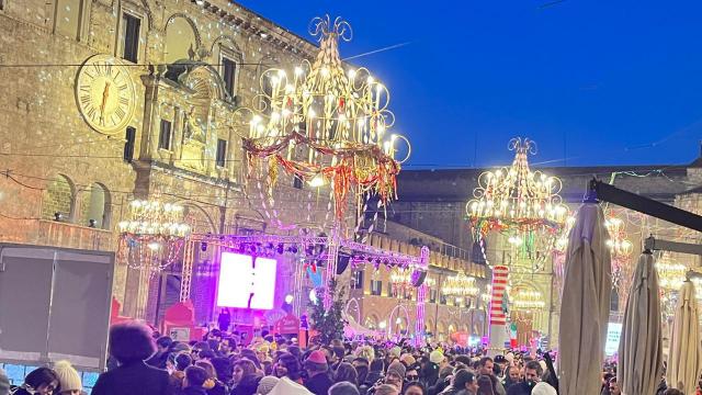 Cala il sipario sul Carnevale 2025. Bagno di folla nelle località del Piceno tra riti, folkore e goliardia