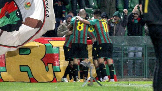Ternana-Crotone 1-0, saetta di Falletti. Ai rossoblù non basta oltre un tempo con l'uomo in più