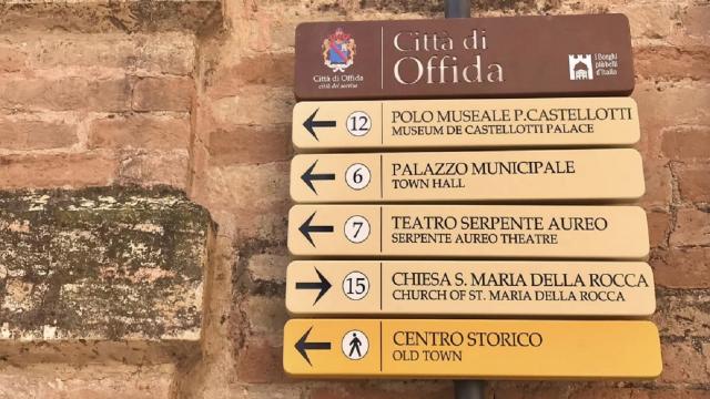 Offida, nuova segnaletica turistica interattiva. Capriotti: “Lavoro di squadra per garantire accoglienza curata”